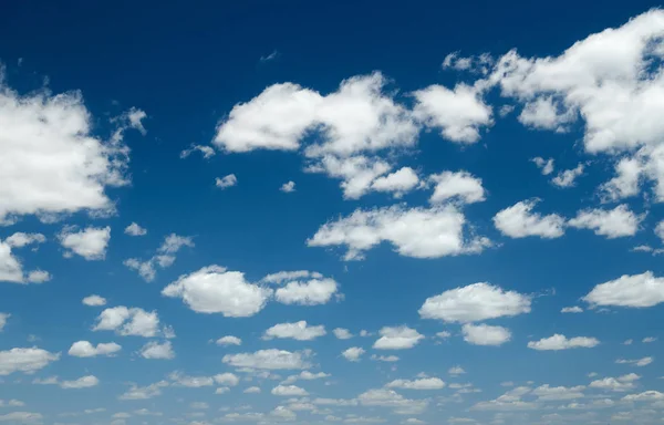 Ciel bleu brillant avec des nuages pour l'arrière-plan ou la texture — Photo
