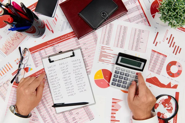 Bedrijfsrapporten, gegevenstabellen en grafieken-direct boven weergave van Office-tabel werkruimte. — Stockfoto