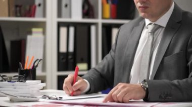 İş adamı çalışma ve hesaplama, okur ve raporlar yazar. Ofis çalışanı, Masa çekim. İş mali muhasebe kavramı.