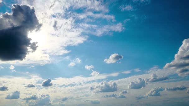 深蓝色的天空 以云彩为背景或纹理 — 图库视频影像