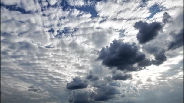 Arkaplan Veya Doku Için Bulutlu Koyu Mavi Gökyüzü — Stok video