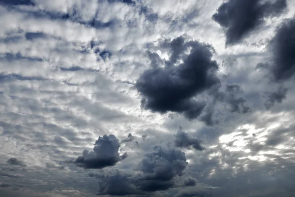 Σκούρο μπλε ουρανό με σύννεφα για φόντο ή υφή — Φωτογραφία Αρχείου