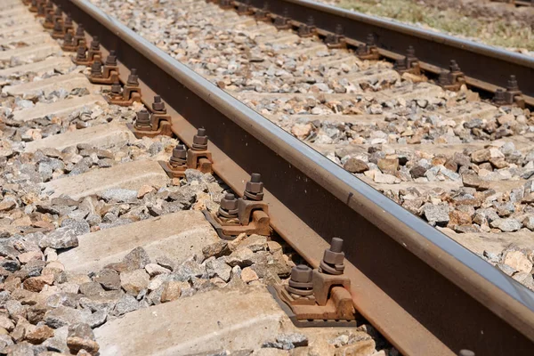 Rotaie ferroviarie vista da vicino - sfondo astratto, concetto di trasporto merci — Foto Stock