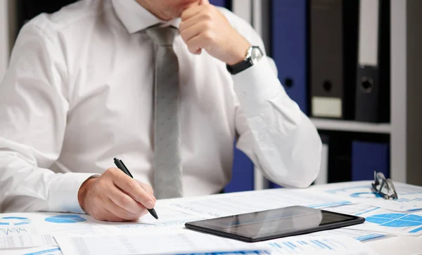 Geschäftsmann, der mit Tablet-PC arbeitet, rechnet, liest und Berichte schreibt. Büroangestellte, Tischnaht. Finanzbuchhaltungskonzept für Unternehmen. — Stockfoto