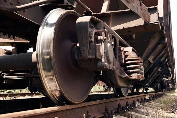 Chasis, ruedas de un vagón de ferrocarril, rieles - el concepto de transporte y envío — Foto de Stock