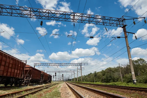 Industriebahn - Waggons, Schienen und Infrastruktur, Stromversorgung, Gütertransport und Schifffahrtskonzept. — Stockfoto