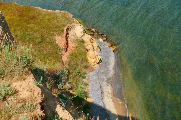 Wild Sea Coast, Wave och Hill-vackra sommar landskap och resekoncept, ljusa dag och himmel med moln — Stockfoto