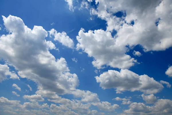Jasne piękne błękitne niebo z chmur dla tła lub tekstury — Zdjęcie stockowe