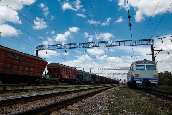 Industrial railway - wagons, rails and infrastructure, electric power supply, Cargo transportation and shipping concept. — Stock Photo, Image