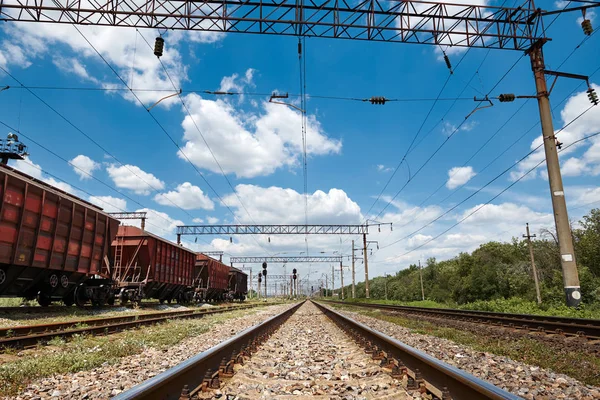 Caminho-de-ferro industrial - vagões, carris e infra-estruturas, fornecimento de energia eléctrica, transporte de carga e conceito de transporte . — Fotografia de Stock