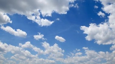 Arka plan veya doku için bulutlar ile parlak güzel mavi gökyüzü