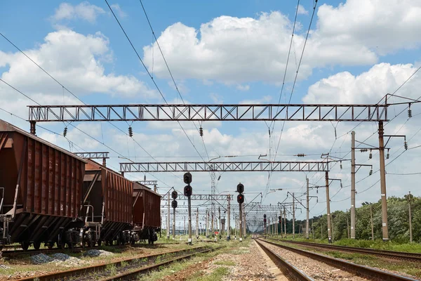 Ferrocarril industrial: vagones, carriles e infraestructura, suministro de energía eléctrica, transporte de carga y concepto de transporte marítimo . — Foto de Stock
