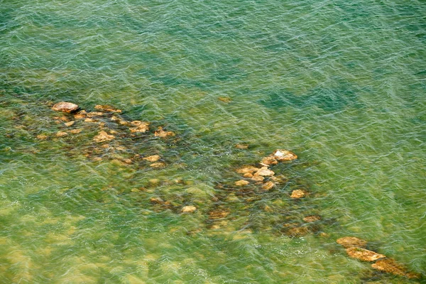 Vahşi deniz kıyısı, dalga ve tepe-güzel yaz manzara ve seyahat konsepti, bulutlar ile parlak gün ve gökyüzü