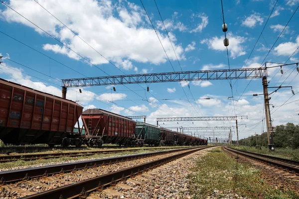 Промышленная железная дорога - вагоны, рельсы и инфраструктура, электроснабжение, грузовые перевозки и транспортная концепция . — стоковое фото