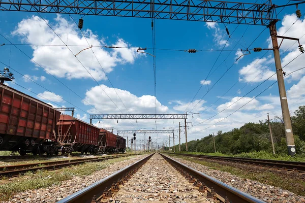 Industriële spoorwegen-wagons, rails en infrastructuur, elektrische voeding, vrachtvervoer en scheepvaart concept. — Stockfoto