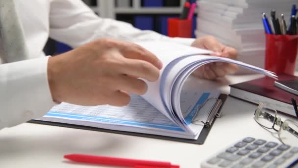 商人工作和计算 阅读和写报告 办公室员工 表特写 企业财务会计概念 — 图库视频影像