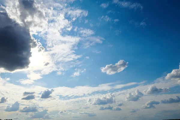 Céu azul escuro com nuvens para fundo ou textura — Fotografia de Stock