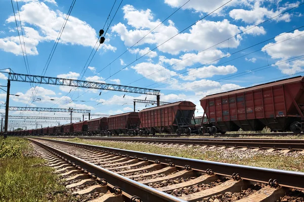 Ferrocarril industrial: vagones, carriles e infraestructura, suministro de energía eléctrica, transporte de carga y concepto de transporte marítimo . —  Fotos de Stock