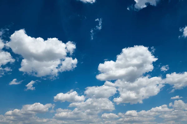 Heldere mooie blauwe hemel met wolken voor achtergrond of textuur — Stockfoto