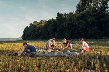 Aile gün batımı, güzel yaz manzara çadır kampı kurmak. Turizm, doğa yürüyüşü ve seyahat.