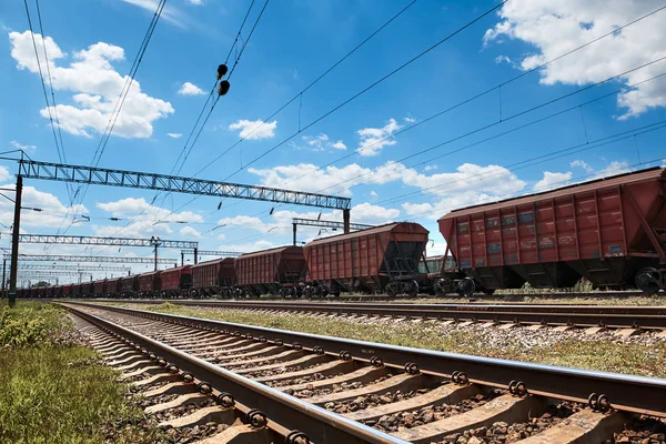 Ferrocarril industrial: vagones, carriles e infraestructura, suministro de energía eléctrica, transporte de carga y concepto de transporte marítimo . —  Fotos de Stock