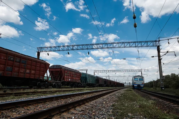 Industrial railway - wagons, rails and infrastructure, electric power supply, Cargo transportation and shipping concept. — Stock Photo, Image
