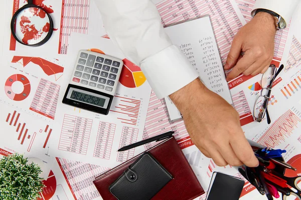 Vlakke top zicht van zakenman die werkt en de berekening van Finance, re — Stockfoto