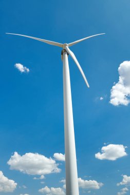 Parlak bulutlu gökyüzü arka plan üzerinde elektrik Rüzgar jeneratör-rüzgar enerjisi ve teknoloji kavramı
