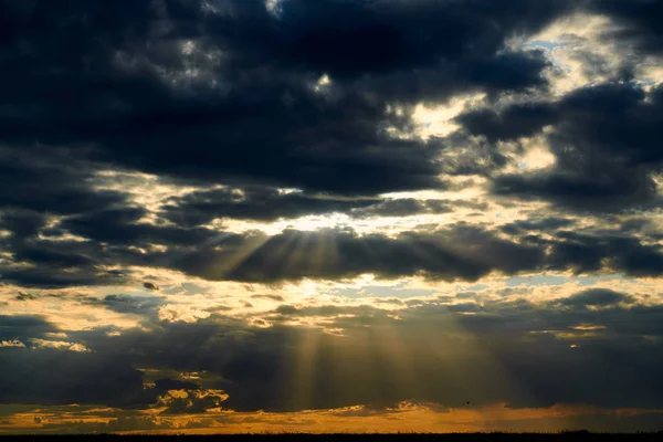 美しい夕日 - 雲と太陽の光と暗い空 — ストック写真