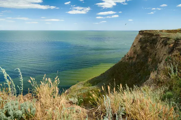 Costa del mare selvaggio, onda e collina - bellissimo paesaggio estivo e concetto di viaggio, giorno luminoso e cielo con nuvole — Foto Stock