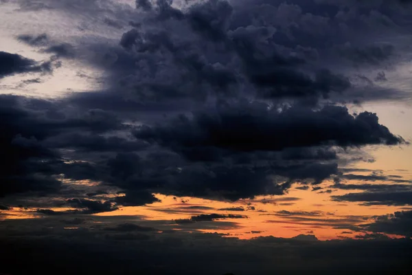 Beautiful sunset - dark sky with clouds and sunlight — Stock Photo, Image