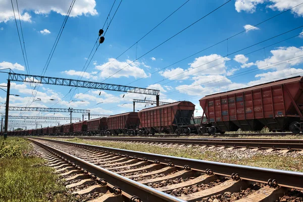 Industriële spoorwegen-wagons, rails en infrastructuur, elektrische voeding, vrachtvervoer en scheepvaart concept. — Stockfoto