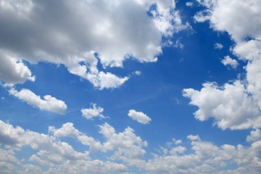 Arka plan veya doku için bulutlar ile parlak güzel mavi gökyüzü