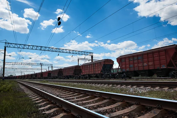 Industriële spoorwegen-wagons, rails en infrastructuur, elektrische voeding, vrachtvervoer en scheepvaart concept. — Stockfoto