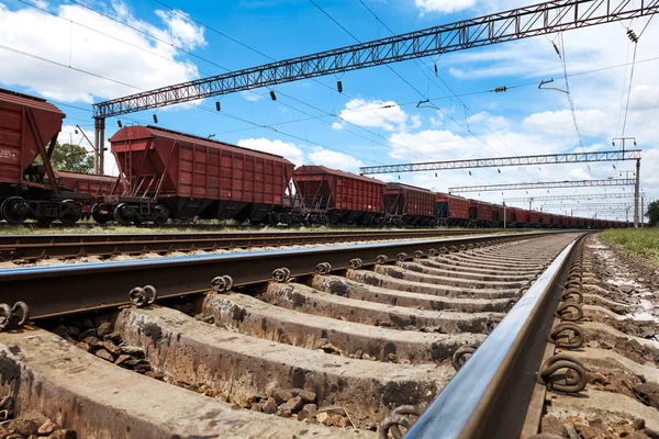 Industriële spoorwegen-wagons, rails en infrastructuur, elektrische voeding, vrachtvervoer en scheepvaart concept. — Stockfoto