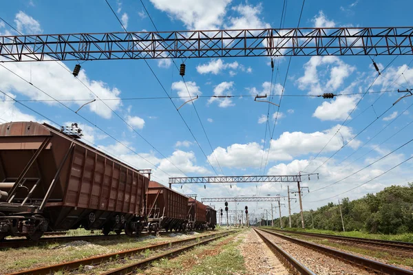 Caminho-de-ferro industrial - vagões, carris e infra-estruturas, fornecimento de energia eléctrica, transporte de carga e conceito de transporte . — Fotografia de Stock