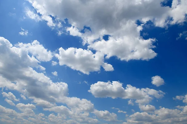 Ljus vacker blå himmel med moln för bakgrund eller textur — Stockfoto