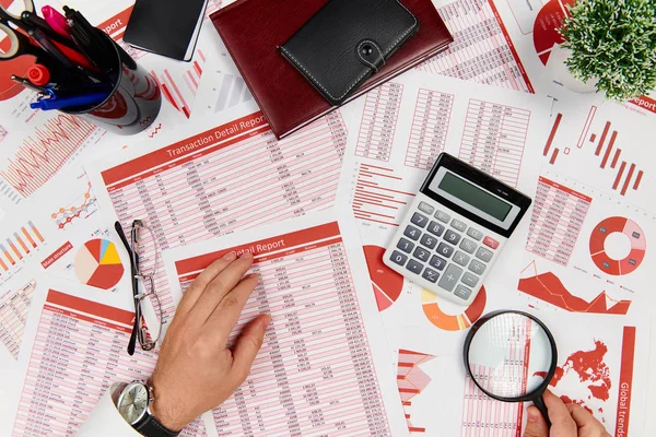 Bedrijfsrapporten, gegevenstabellen en grafieken-direct boven weergave van Office-tabel werkruimte. — Stockfoto