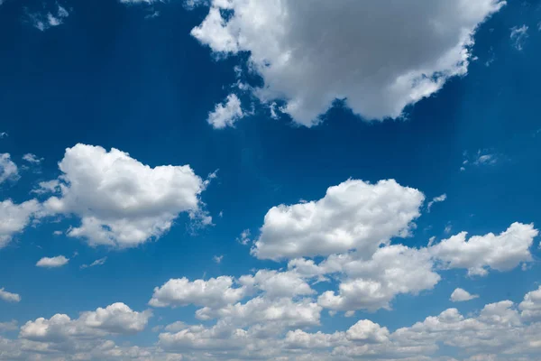 Heldere mooie blauwe hemel met wolken voor achtergrond of textuur — Stockfoto