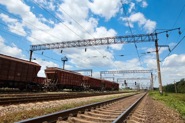 Industriële spoorwegen-wagons, rails en infrastructuur, elektrische voeding, vrachtvervoer en scheepvaart concept. — Stockfoto