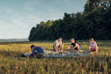 Aile gün batımı, güzel yaz manzara çadır kampı kurmak. Turizm, doğa yürüyüşü ve seyahat.
