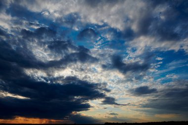 Güzel gün batımı-bulutlar ve güneş ışığı ile koyu gökyüzü