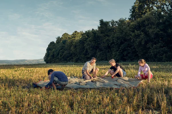 Aile gün batımı, güzel yaz manzara çadır kampı kurmak. Turizm, doğa yürüyüşü ve seyahat.