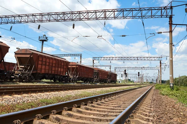 Industri järnväg-vagnar, räler och infrastruktur, elförsörjning, godstransport och frakt koncept. — Stockfoto