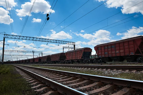 Industriële spoorwegen-wagons, rails en infrastructuur, elektrische voeding, vrachtvervoer en scheepvaart concept. — Stockfoto