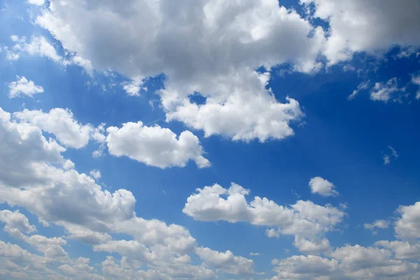 Luminoso bel cielo blu con nuvole per sfondo o texture — Foto Stock