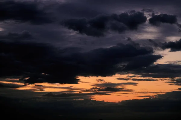 Schöner Sonnenuntergang - dunkler Himmel mit Wolken und Sonnenlicht — Stockfoto