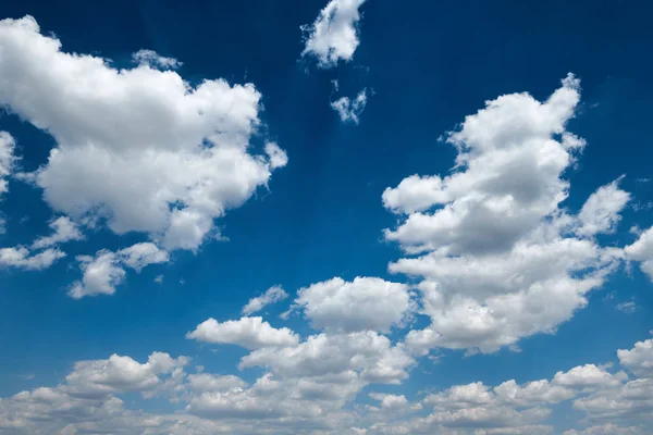 Cielo azul hermoso brillante con las nubes para el fondo o la textura — Foto de Stock