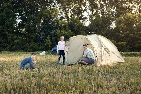 Famiglia istituito campo tenda al tramonto, bellissimo paesaggio estivo. Turismo, escursioni e viaggi nella natura . — Foto Stock