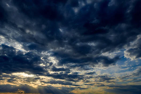 सुंदर सूर्यास्त बादल और सूरज की रोशनी के साथ अंधेरे आकाश — स्टॉक फ़ोटो, इमेज